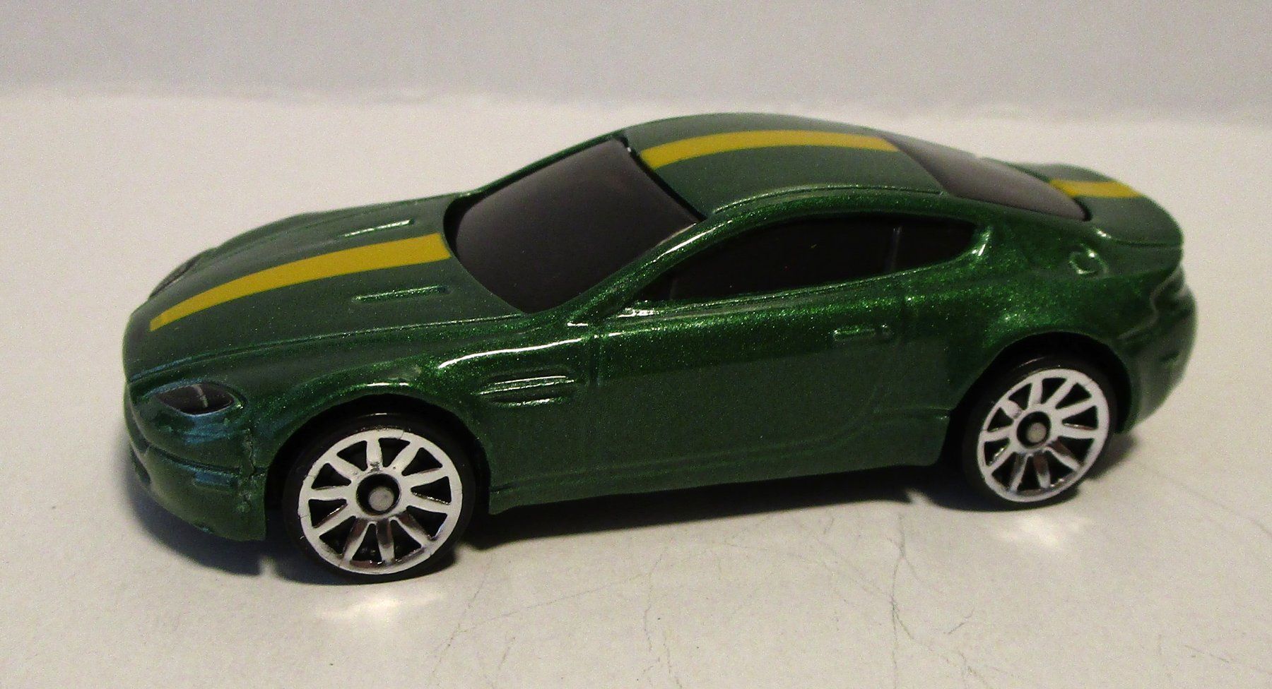 Aston Martin Modellini d'auto: HOT WHEELS ASTON MARTIN V8 VANTAGE – Nuovo (secondo la descrizione) da Chêne-Bourg venduto da breno56