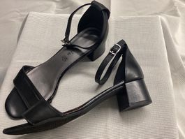 Offene Sandalen, Fuss-Schlaufe, schwarz, Leder, Gr. 40