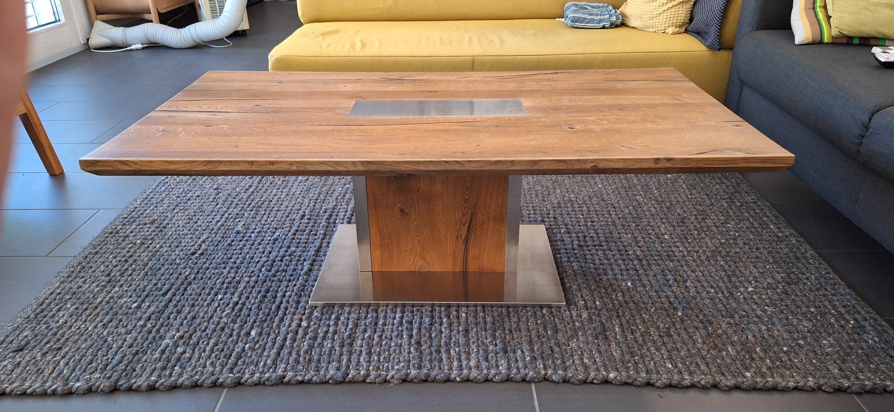 Conforama Tische: Salontisch / Couchtisch aus rustikaler, massiver Eiche – Gebraucht aus Stein AG von dan_zs8w 2