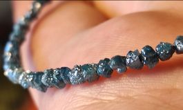 Armband mit natürlichen blauen Roh-Diamanten