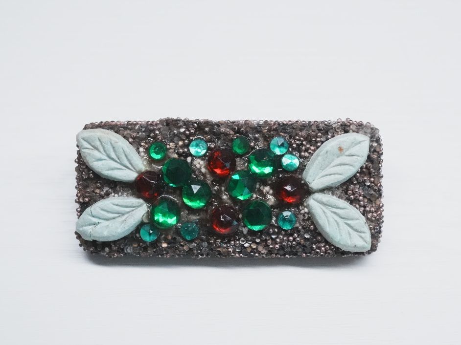 Spille & Fermagli: Antike Brosche Glasperlen Beadwork rot grün Blumen ca. 5 cm – Usato da Volketswil venduto da HeredisAntiques
