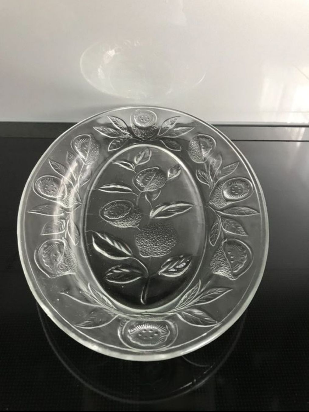 Servierplatten: OVALER SERVIERTELLER / TELLER / PLATTE AUS GLAS / KRISTALL. – Gebraucht aus Buchs AG von Cuescu