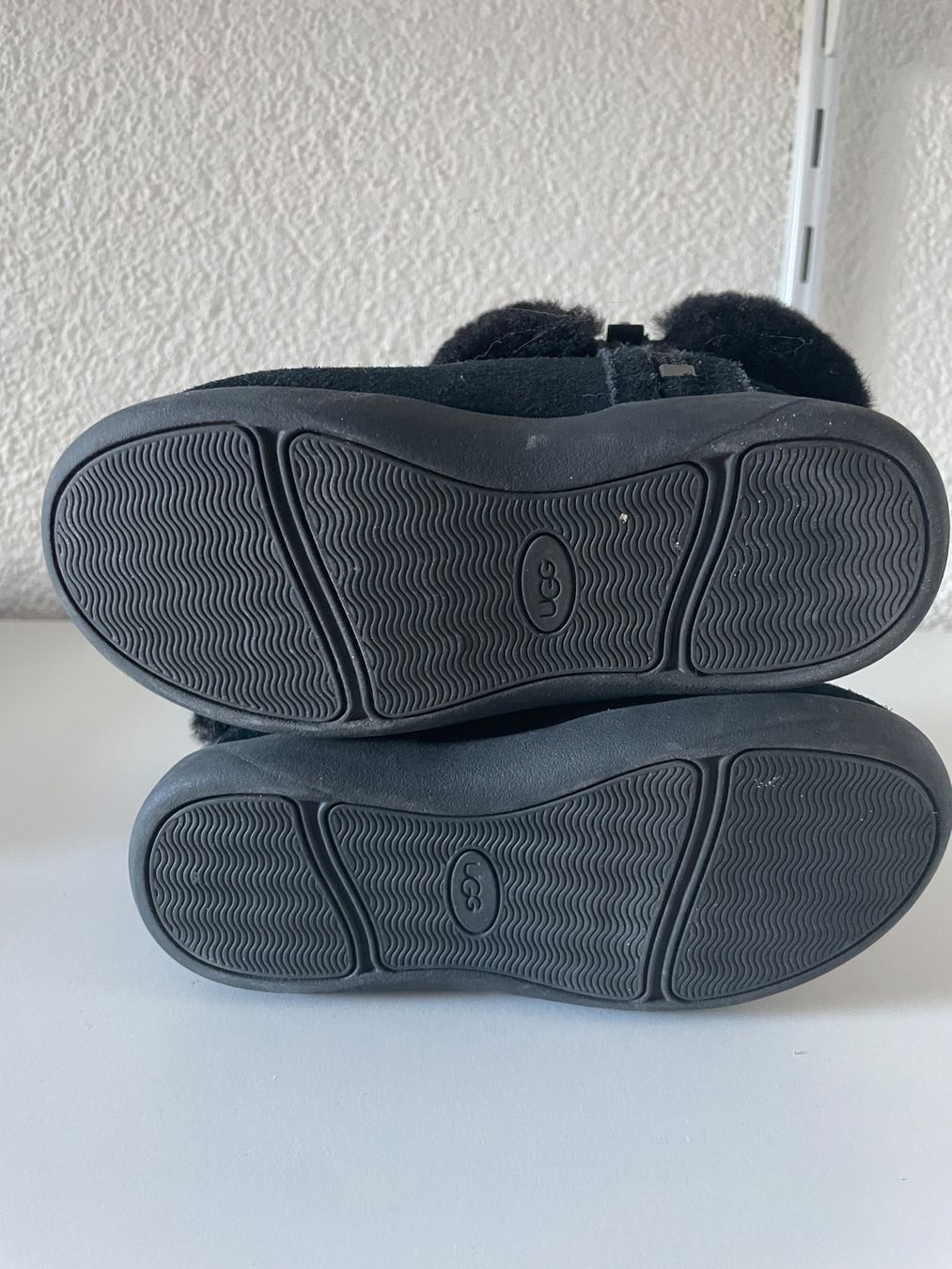 Ugg Scarpe per ragazzi: Kinder Ugg Fluff Mini Quilted / EU 26 – Nuovo (secondo la descrizione) da kloten venduto da Teomondoscrofolo 1
