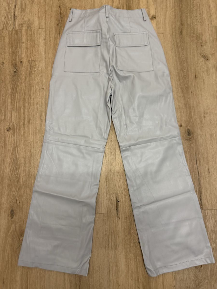 Pantalons: Trendige Kunstlederhose in Hellgrau, Gr. M – D'occasion à Kölliken par Vivii01 1