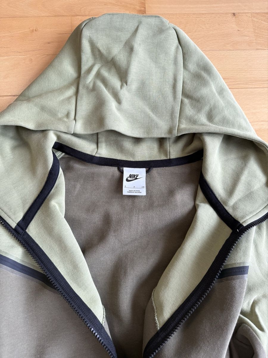Nike Pullover & Sweatshirts: Nike Tech Sweat zippé vert sauge – Gebraucht aus Fontainemelon von erin.blm 3