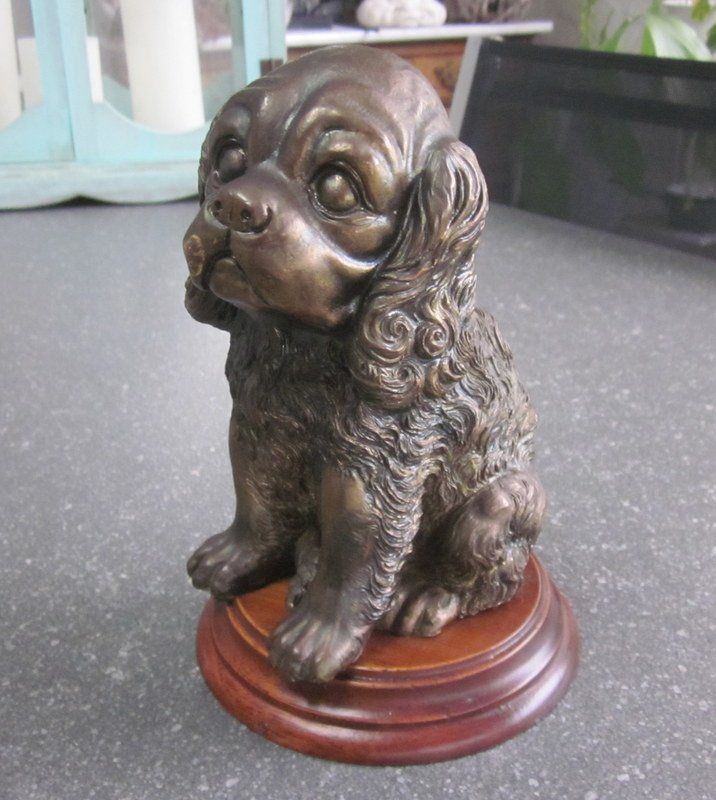 Statuette: Broncefarbiger Cocker Spaniel auf Holzsockel, Höhe 18 cm – Usato da Bischofszell venduto da raika 1