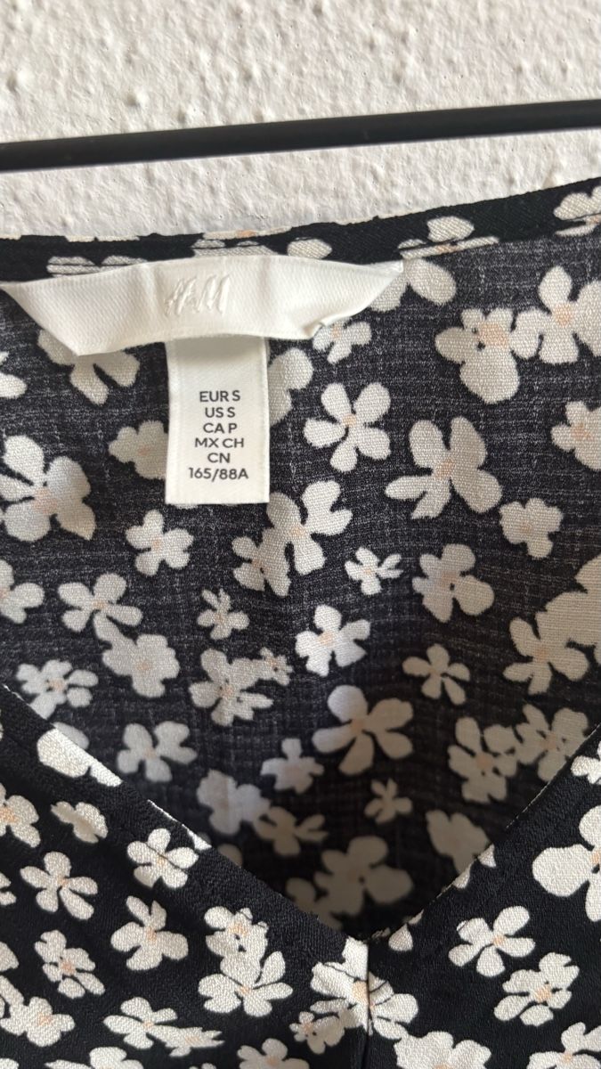 H&M Chemisiers: Schöne Bluse mit Blumen – D'occasion à Roggwil BE par R.. 2