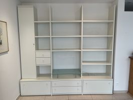 Wandregal Wohnwand weiss mit Türen und Schubladen