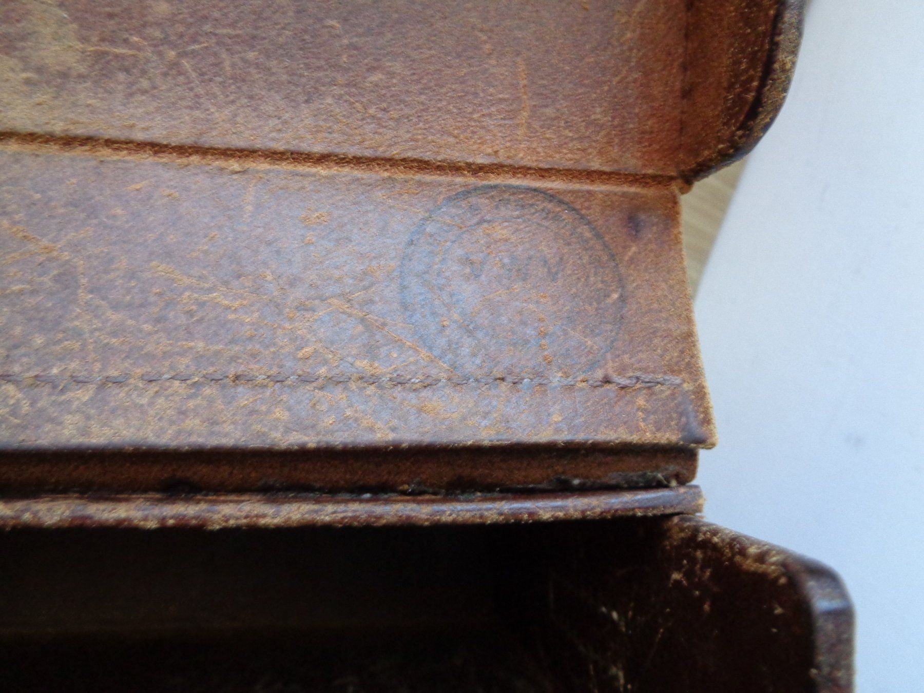Borse: GROSSE LEDERTASCHE KARTENTASCHE MIT STEMPEL – Usato da Henggart venduto da Pascha22 5