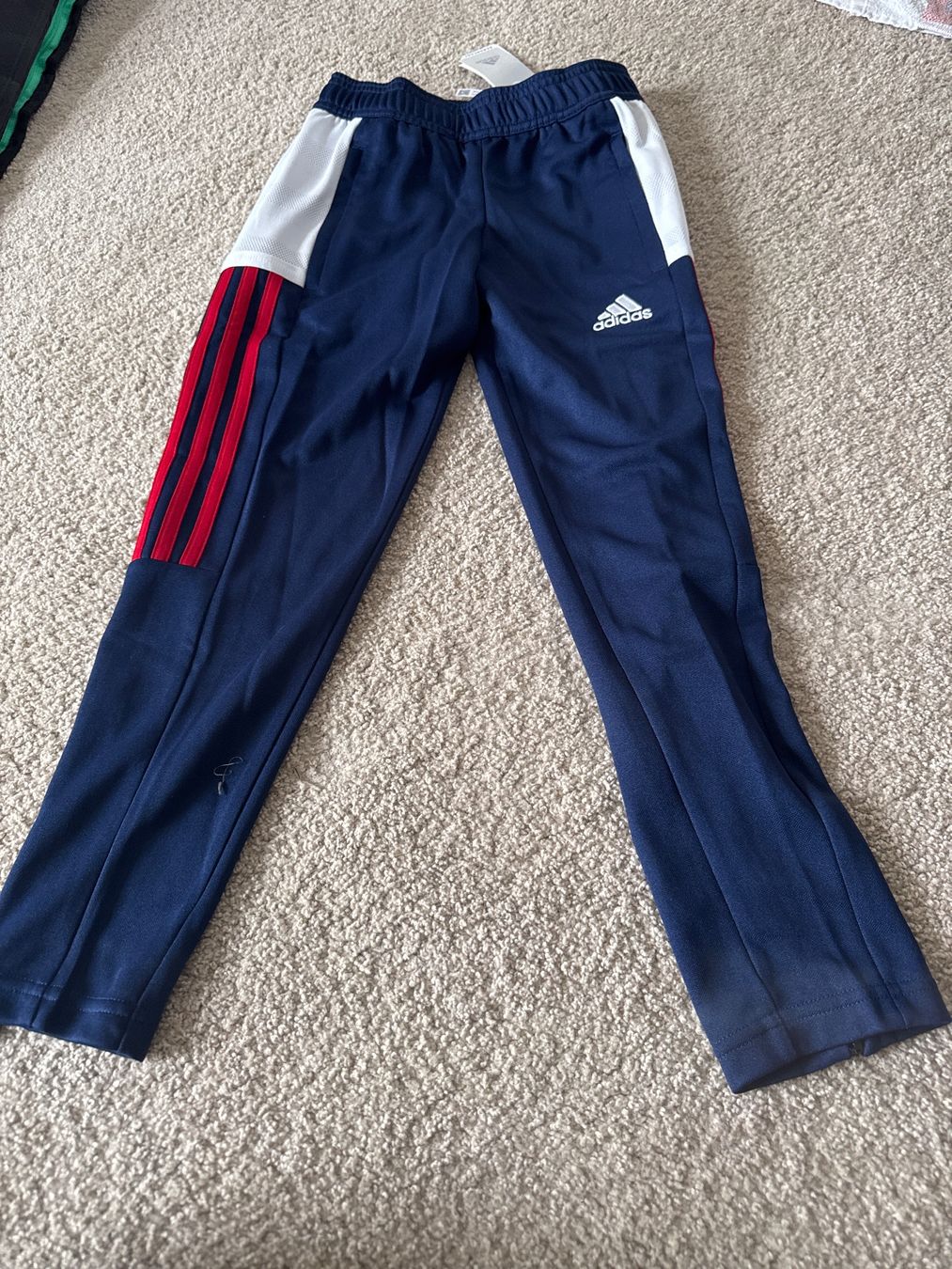 Adidas Hosen: Adidas Trainingshose neu Gr 128 – Neu und originalverpackt aus Oberweningen von Ardnas89