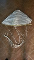 Fallschirm weiss mit Leinen gebraucht. Durchmesser ca. 1m.