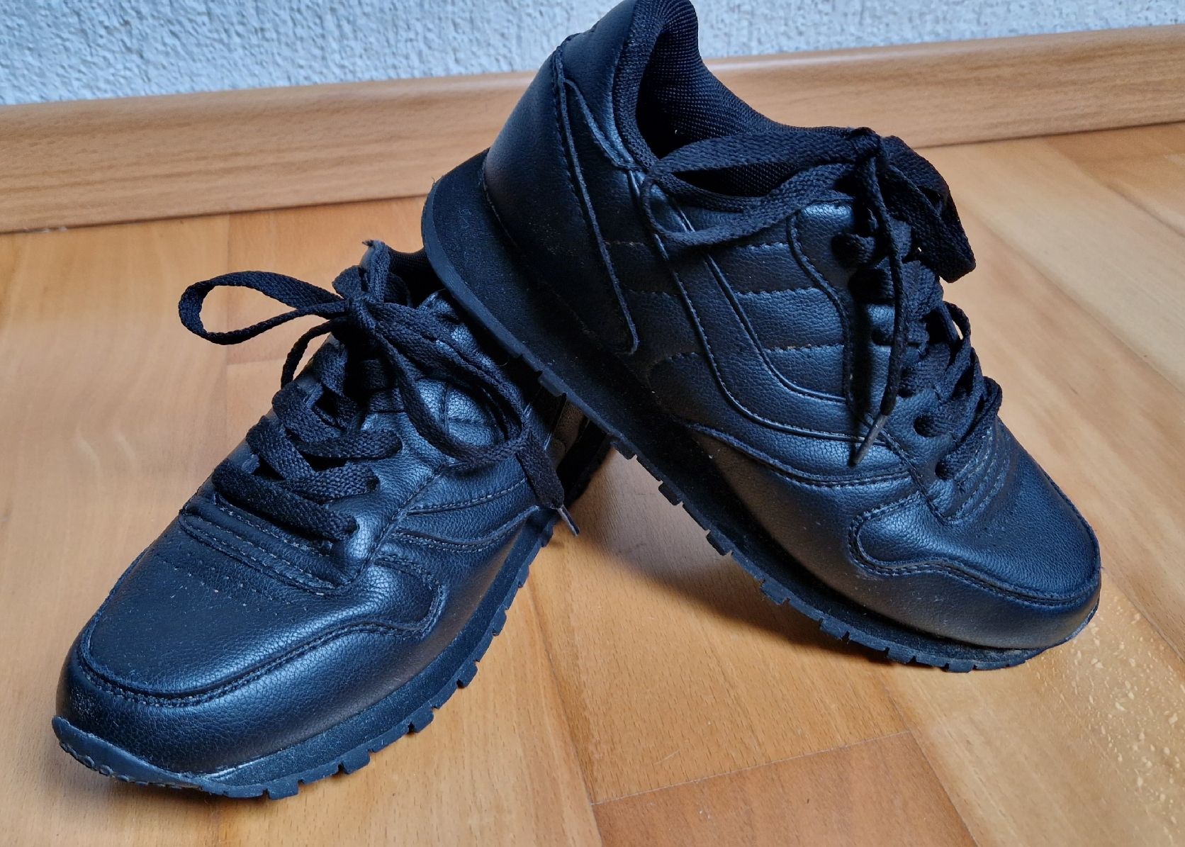 Scarpe da uomo: Turnschuhe Freizeitschuhe schwarz/36 – Usato da Rickenbach LU venduto da esmarti