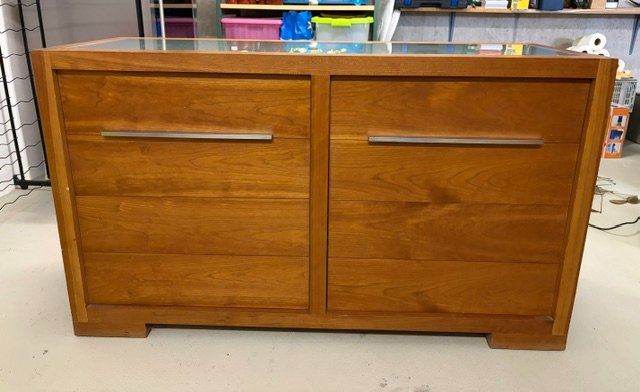 Kommoden: Sideboard, Massivholz, mit Glasscheibe – Gebraucht aus Affoltern a.A. von gotzra