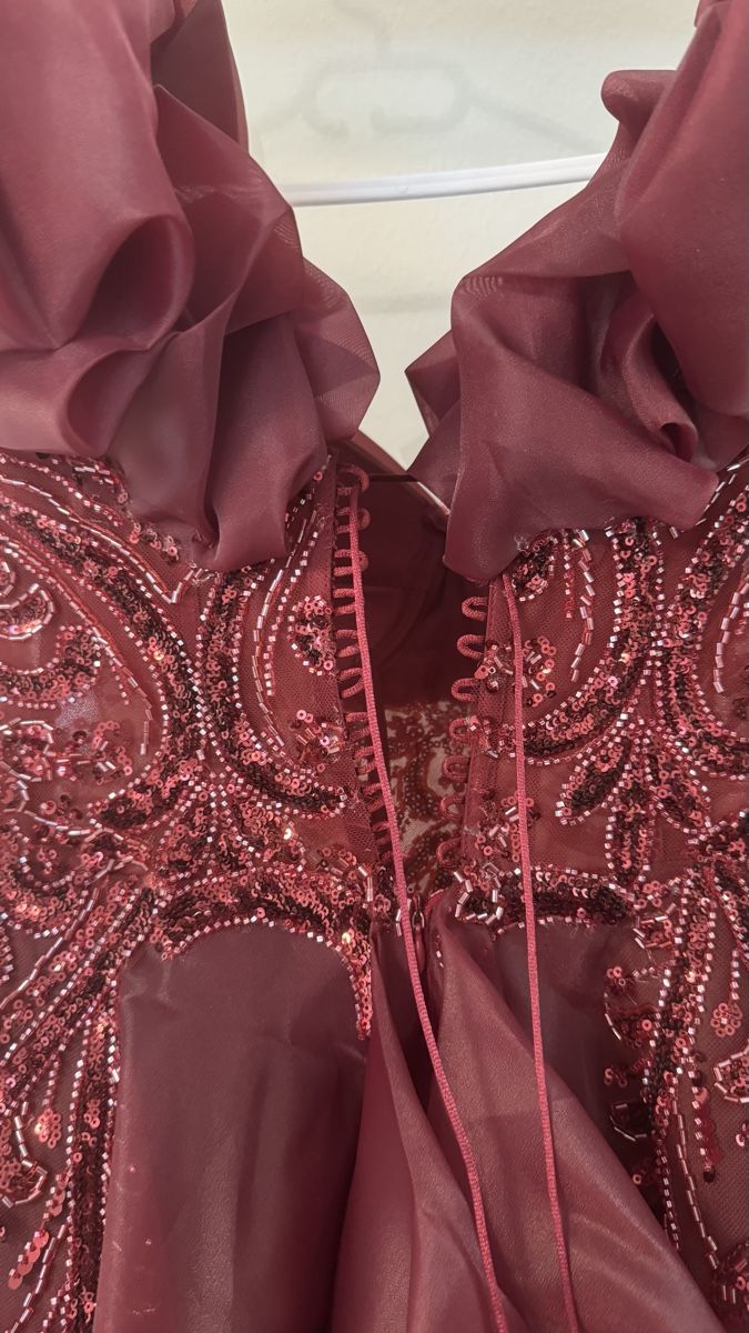 Vestiti: Bordeaux, elegantes Abendkleid mit passendem Schmuck. – Usato da Winterthur venduto da Yuni1 4