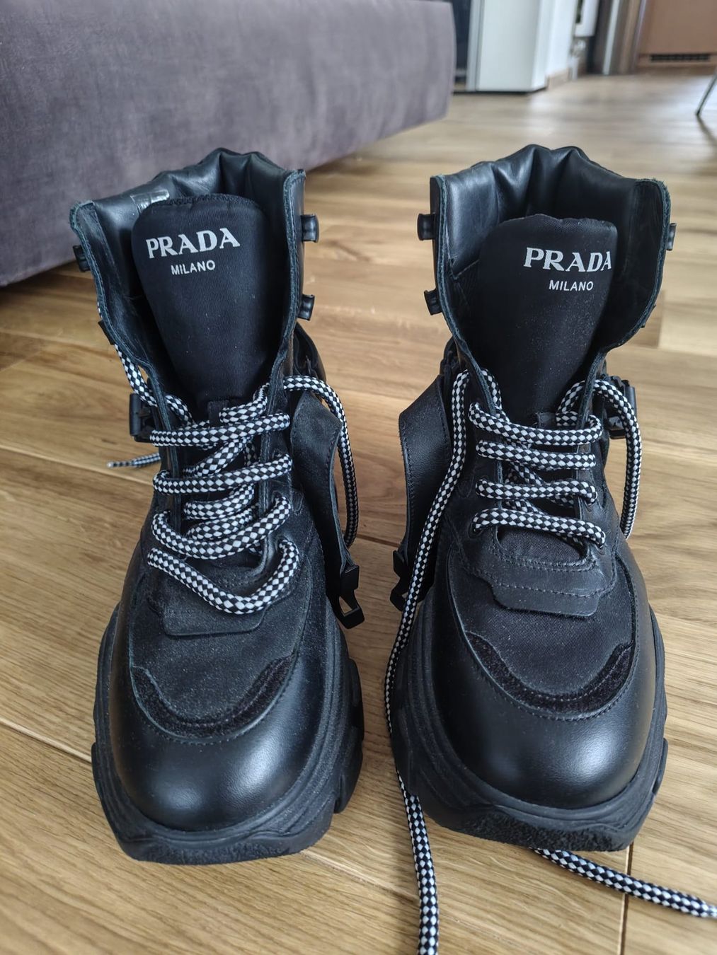 Prada Damenschuhe: Prada Stiefel schwarz mit Schnallen – Neu (gemäss Beschreibung) aus Kehrsatz von mishelbel