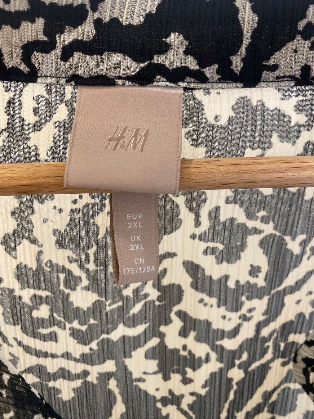 H&M Kleider: H&M Kleid mit Muster Gr. 2XL / Gr. 52 - 54 – Gebraucht aus Pratteln von a23_j2gs 9