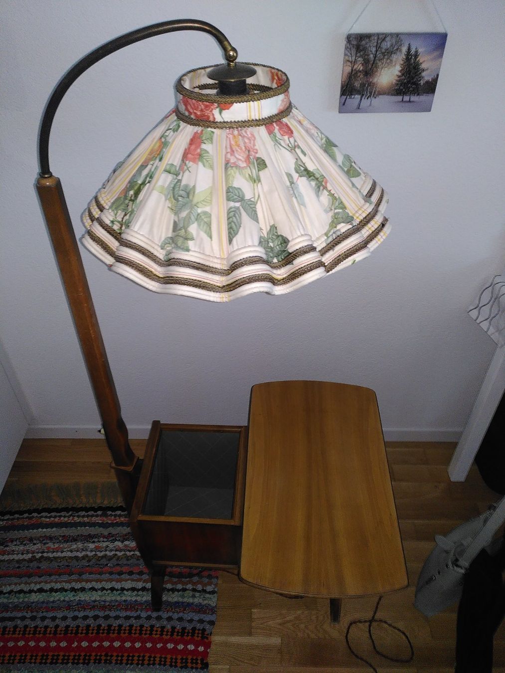 Nachttische: Antiker Beistelltisch mit Lampe – Gebraucht aus Russikon von kaufenkaufenkaufen 2