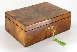 B0436 Antike Biedermeier-Schatulle Nussbaum-Wurzelholz ~1830