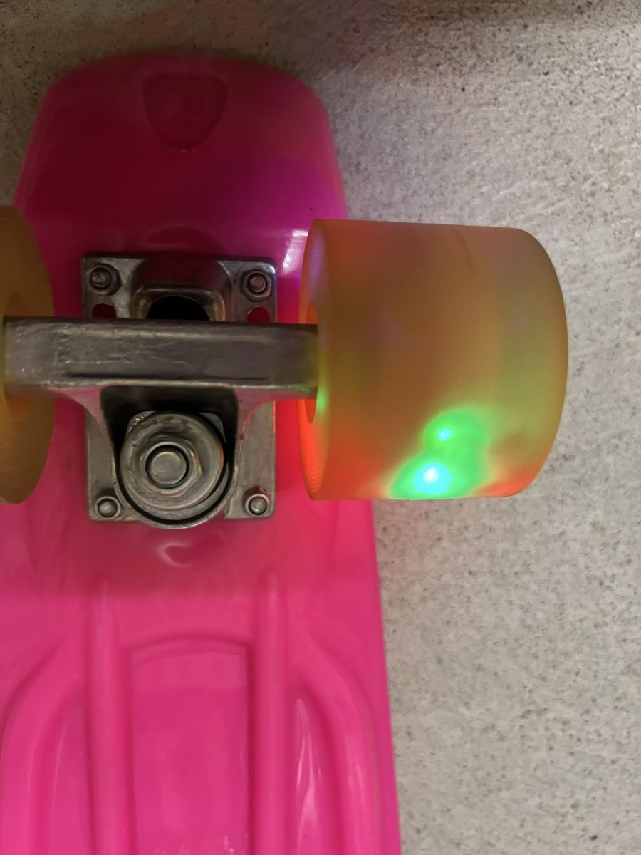 Skateboards: Pinkes Skateboard - Leuchtende Räder – Usato da Rafz venduto da SaintCruz 3