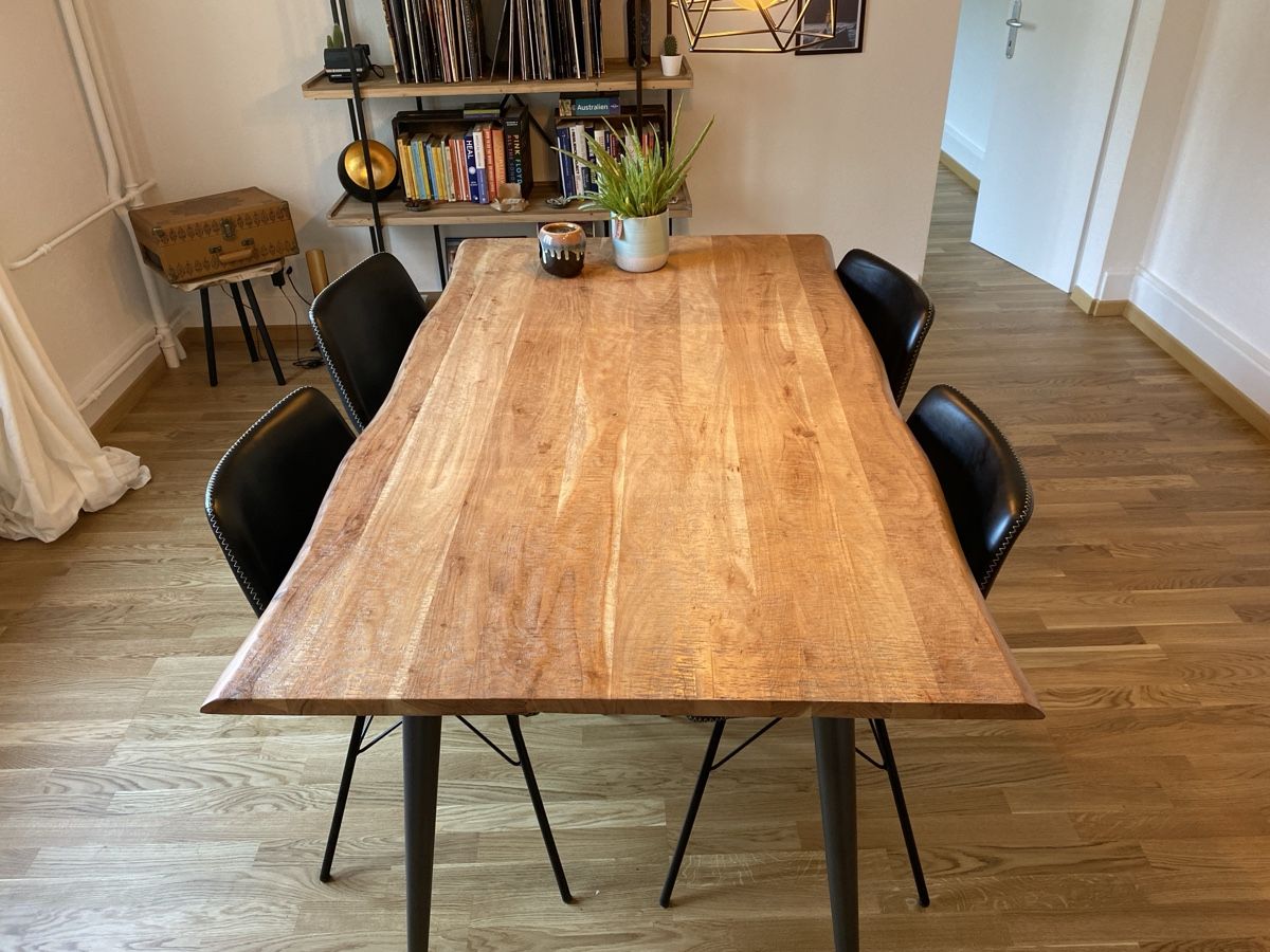 Set di tavolo e panche: Holztisch ohne Stühle – Usato da Luzern venduto da AlinaPa 1
