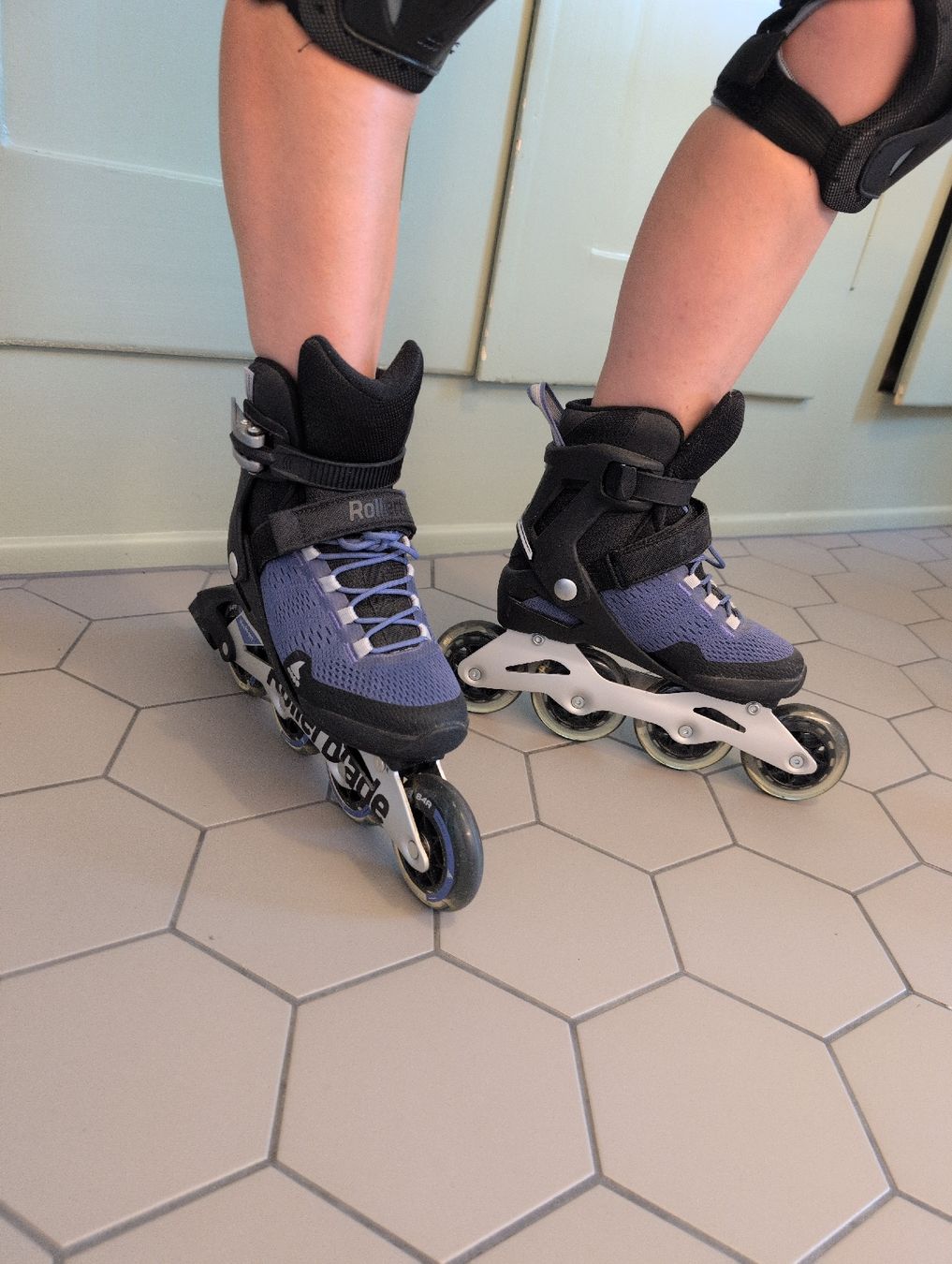 Patins à roul. & inline: Inlineskates Rollerblade Grösse 36.5 Protektorenset Damen – D'occasion à Bern par oscarinho 1