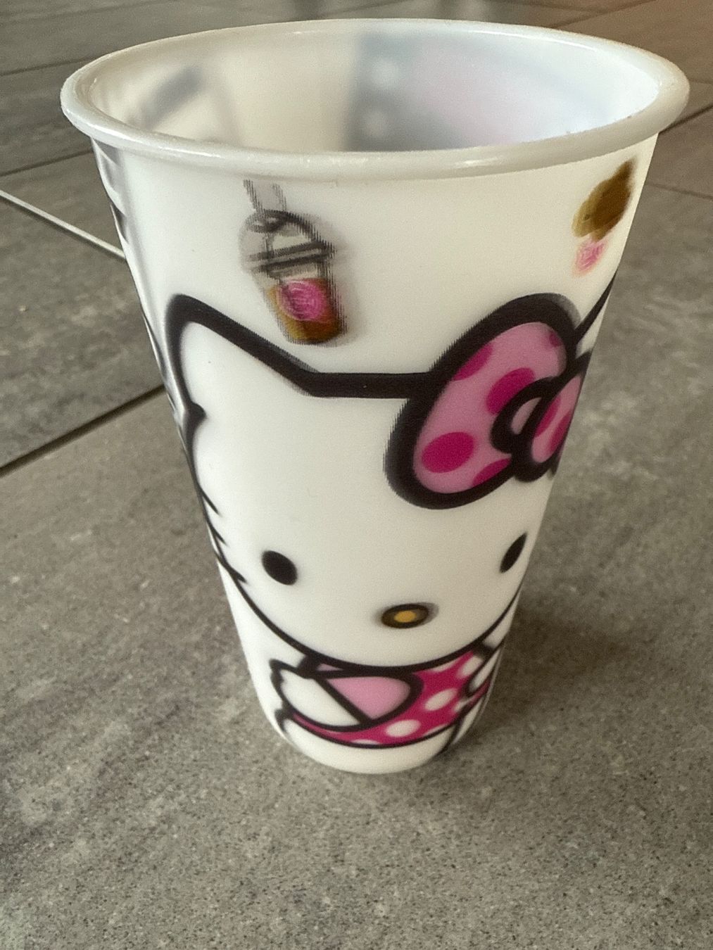 Tassen: Plastikbecher stabil Hello Kitty Motiv und 3D Effekt 500ml – Neu (gemäss Beschreibung) aus Niederbüren von funkel06