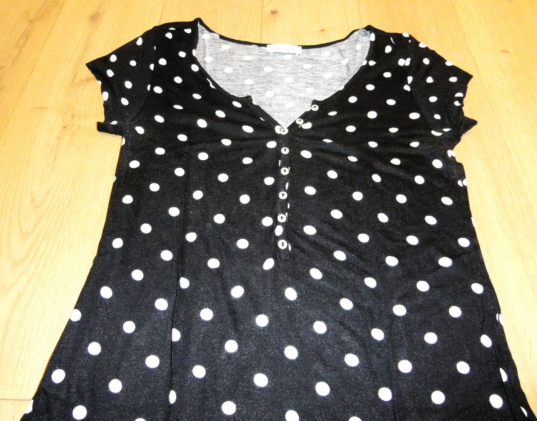 T-shirt: Long t-shirt noir à pois – Usato da St-Livres venduto da lune_bleue 3