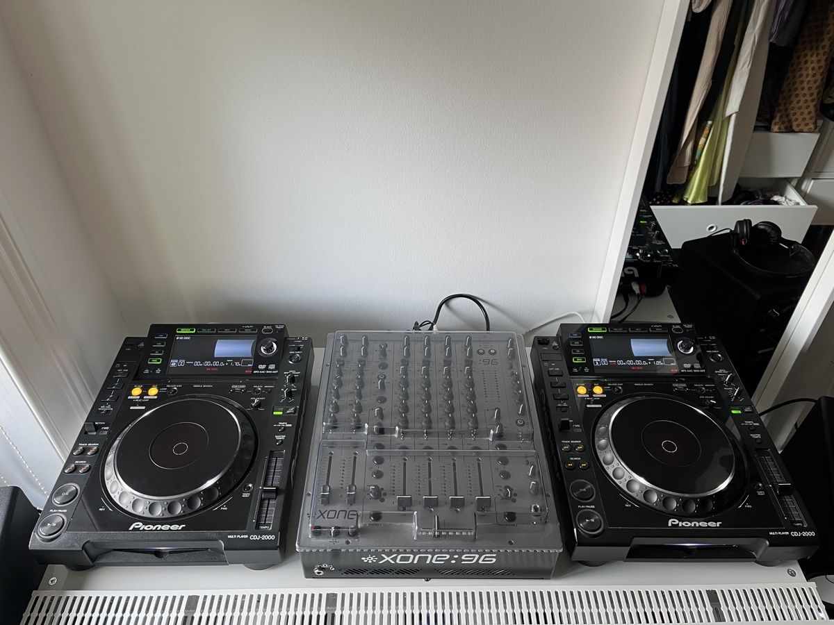 Pioneer Console di mixaggio: 2x Pioneer CDJ-2000 mit Decksaver – Usato da Zürich venduto da bretxo