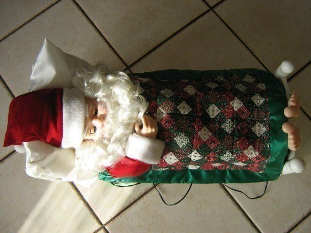 Puppenhaus Figur: Schlafender Weihnachtsmann Im Sessel – Harz, 10cm, Maßstab 1:12, Für Miniatur-Deko