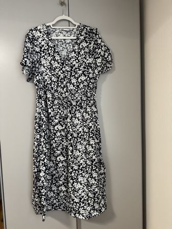 Sommerliches ONLY Kleid mit Blumenmuster, Grösse L