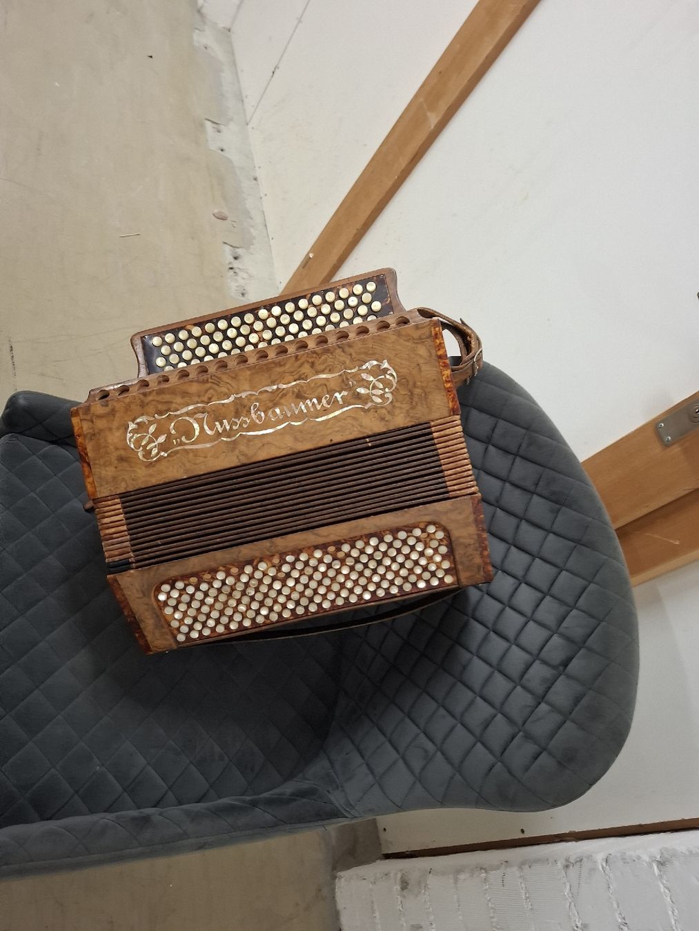 Musikinstrumente: chromatisch nussbaumer orgeli. – Gebraucht aus Villeneuve von BibiVintage 8