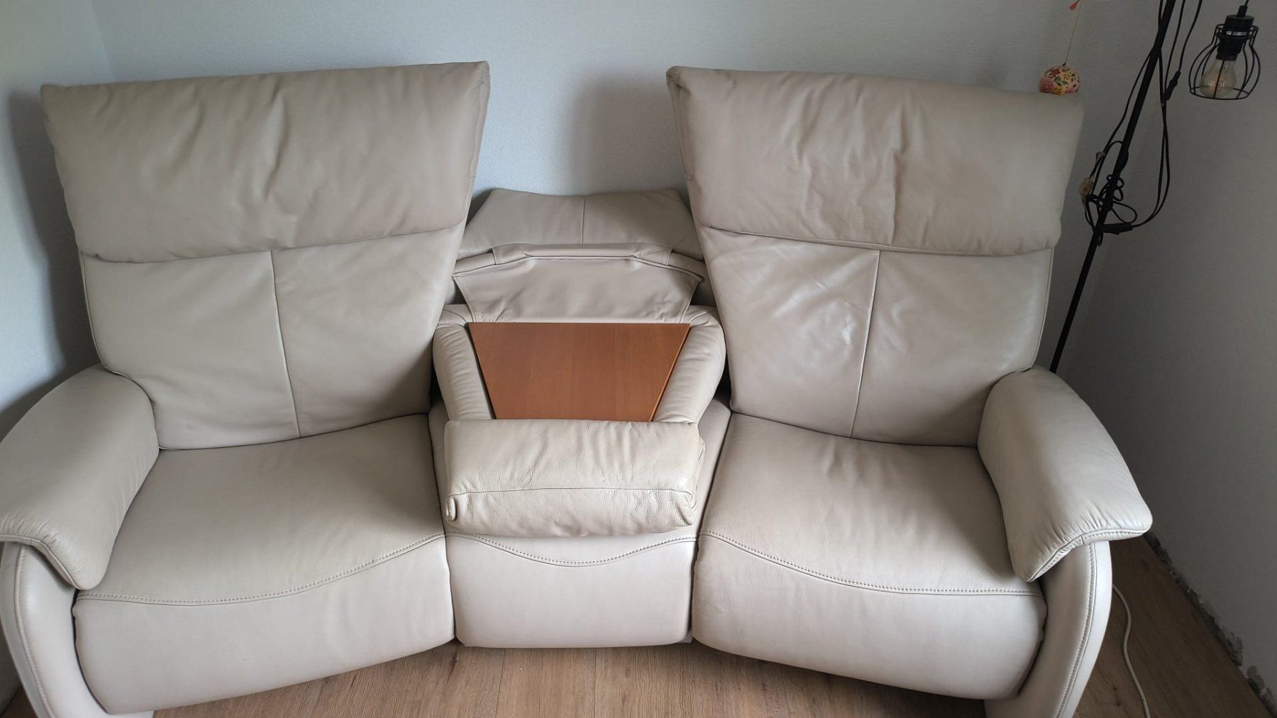 Sofas: 3er Ledersofa mit Tischli – Gebraucht aus Anwil von kon_r7by 1