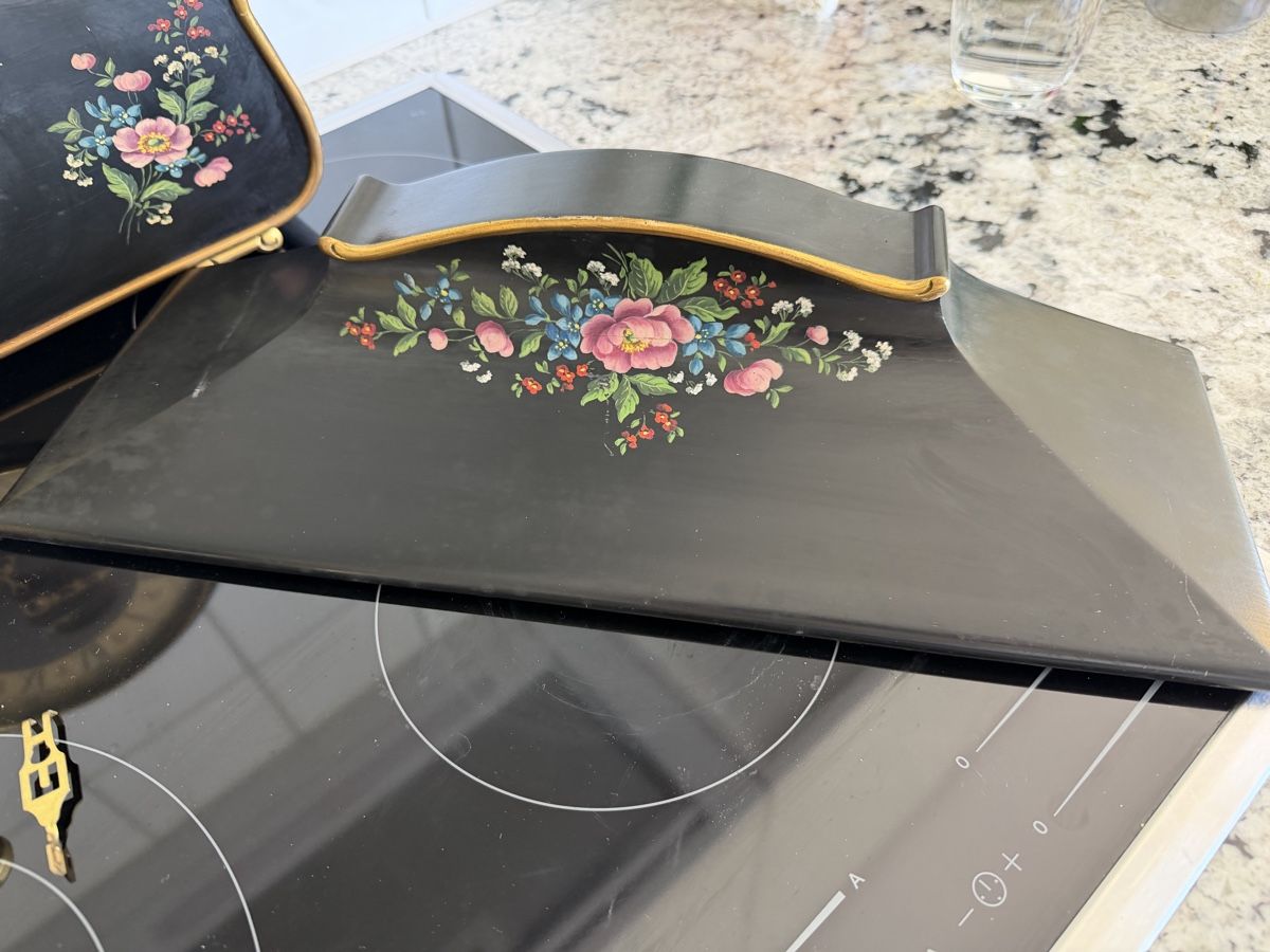 Orologi da terra & Orologi da parete: Antiker Pendeluhr mit Blumenmuster & passender Sockel – Difettoso da Zürich venduto da sne.swiss 1