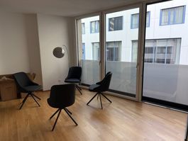 Set aus 4 neuen schwarzen Drehstühlen – Stoff
