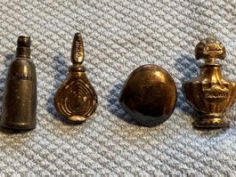 Pin Brosche Badge silberfarben, 4 Stk, von Parfummarken
