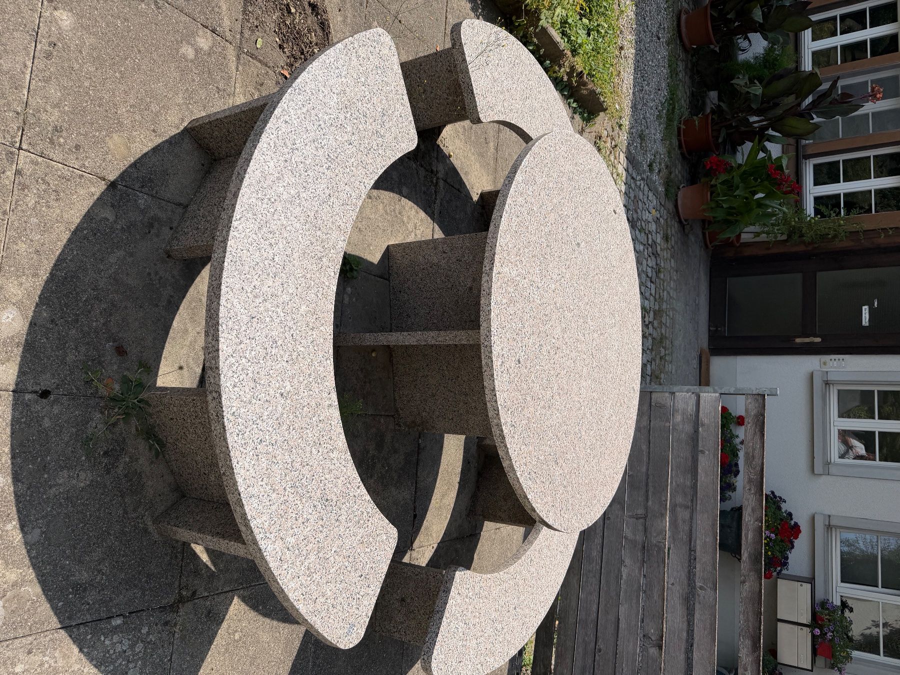 Tables: Granittisch mit Sitzbank rund – D'occasion à Wangen ZH par pme_c5hx 2