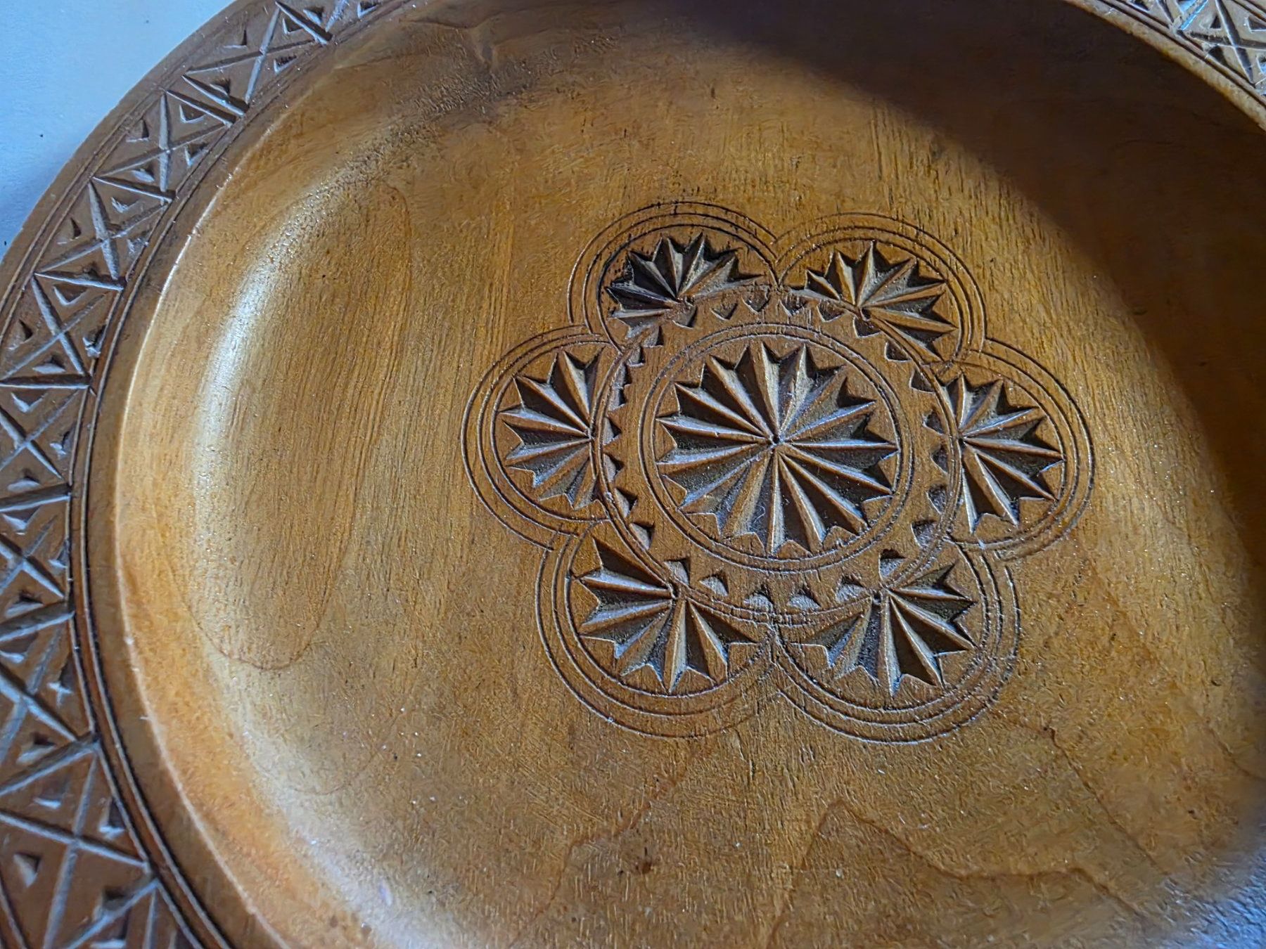 Teller: Vintage geschnitzter Holz Teller 19 cm – Gebraucht aus Walterswil BE von Lonitti 2