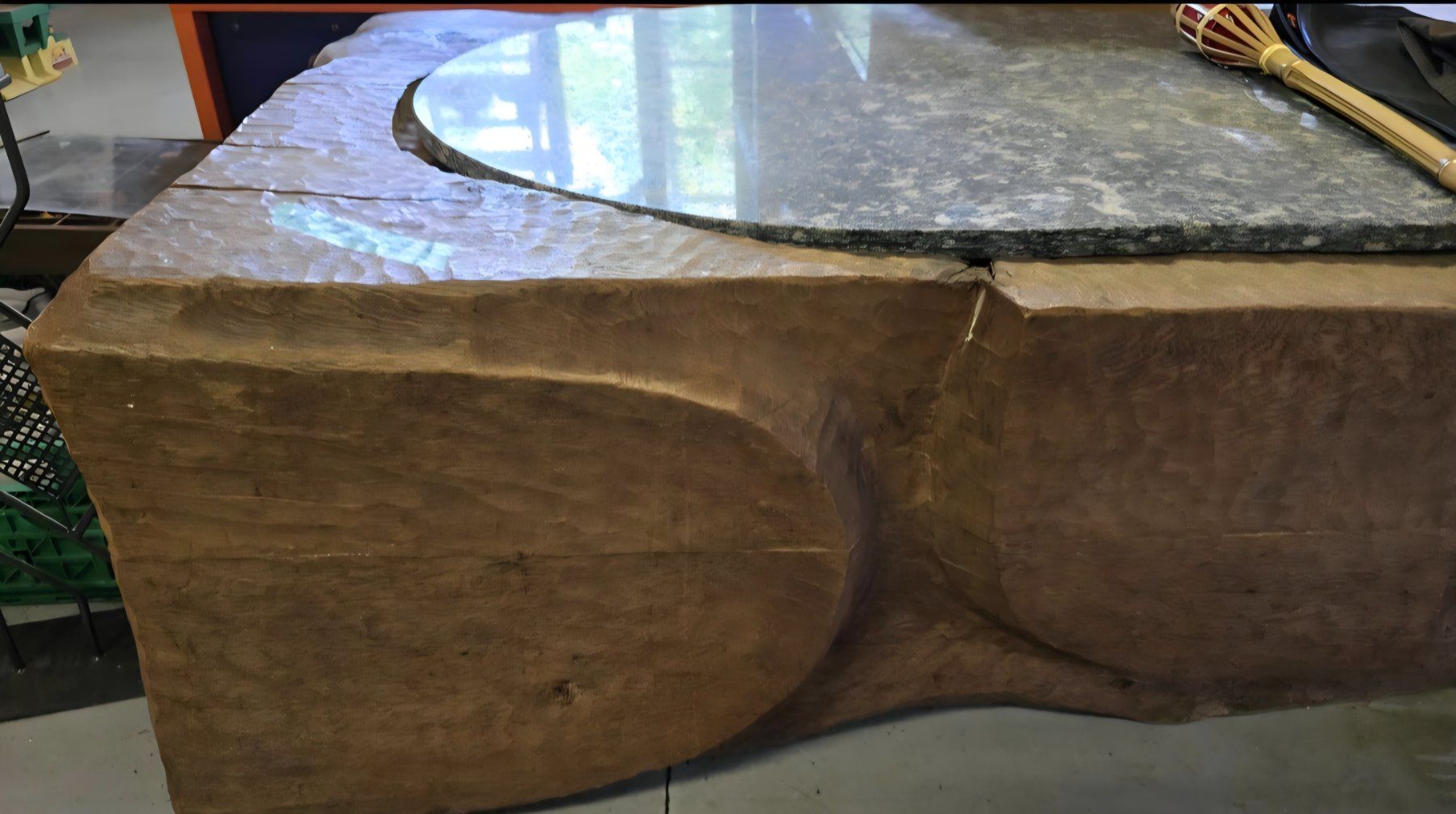 Tavoli: Einzigartig Holzskulptur Eiche Salontisch mit Granit Platte – Usato da Wittenbach venduto da gruezi-schwiz