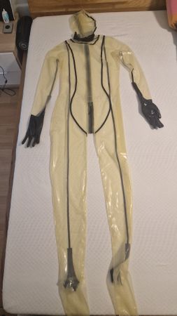 schöner latexanzug transparent