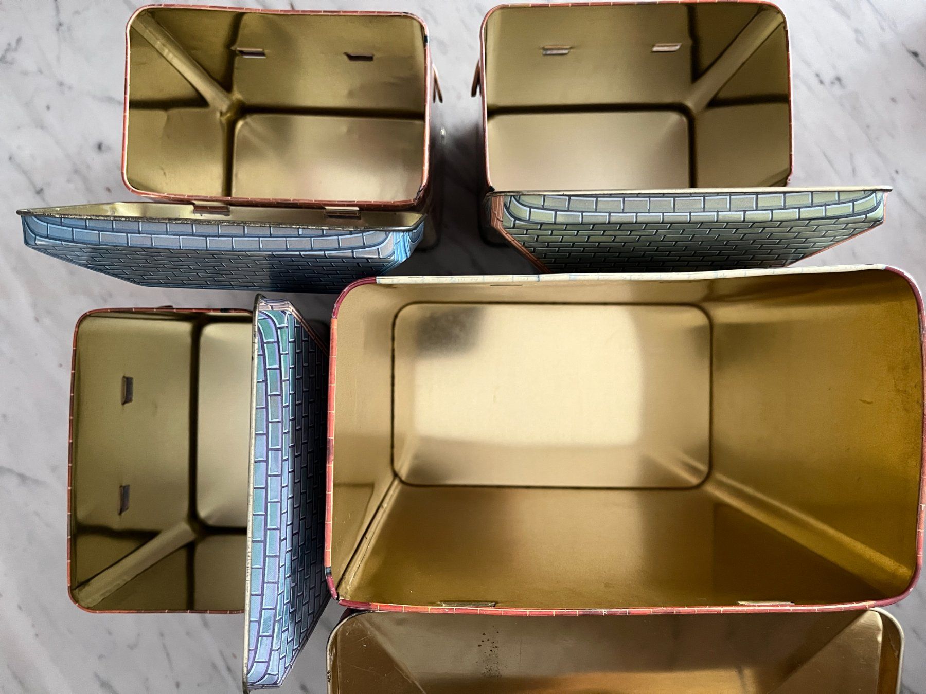 Contenitori & Simili: 4 Blechdosen Häuser – Usato da Lützelflüh-Goldb venduto da Fresu8 4