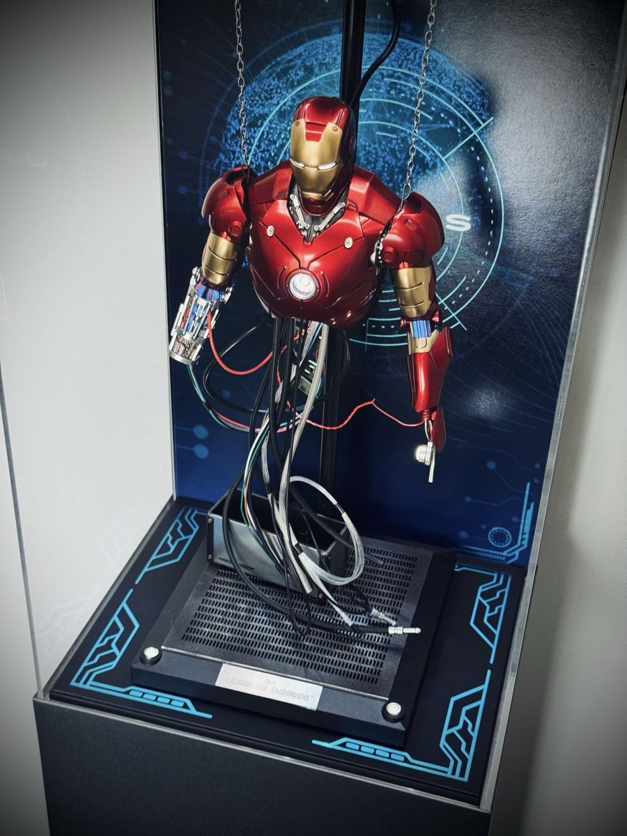 Hot Toys Statuette: Hot Toys Iron Man mit Showcase – Nuovo (secondo la descrizione) da Safenwil venduto da marchaui 3