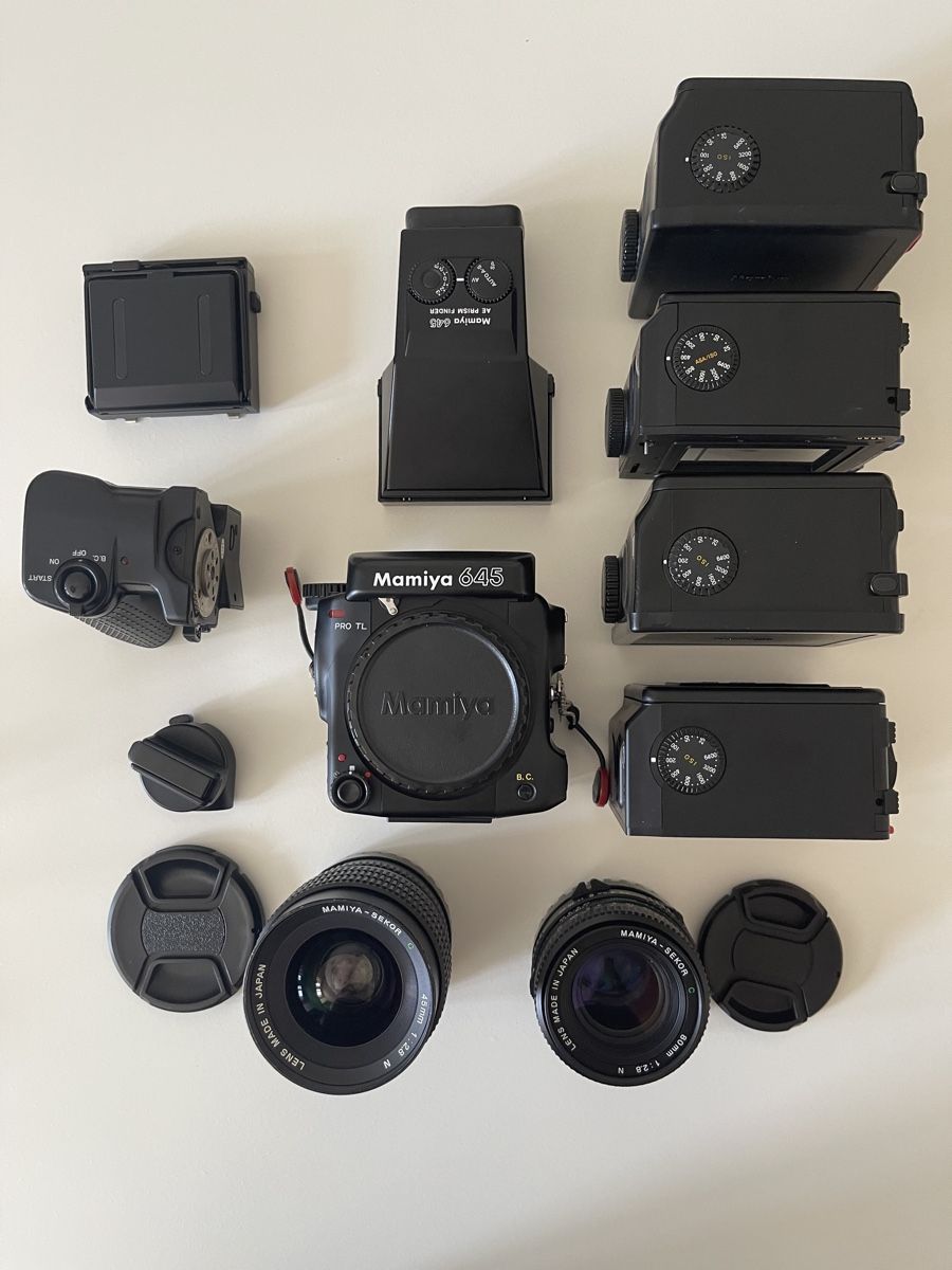 Mamiya Fotocamera: Mamiya 645 Medium Format Camera with Lens and Accessories – Usato da Genève venduto da Red_dot