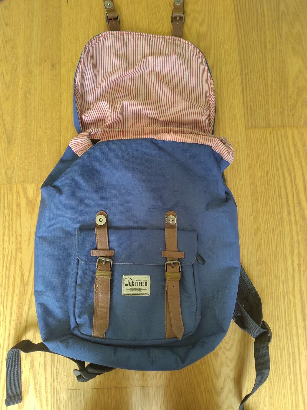 Zaini: Blauer Rucksack mit Leder-Applikationen – Usato da Bern venduto da Cassiopeia-72 1