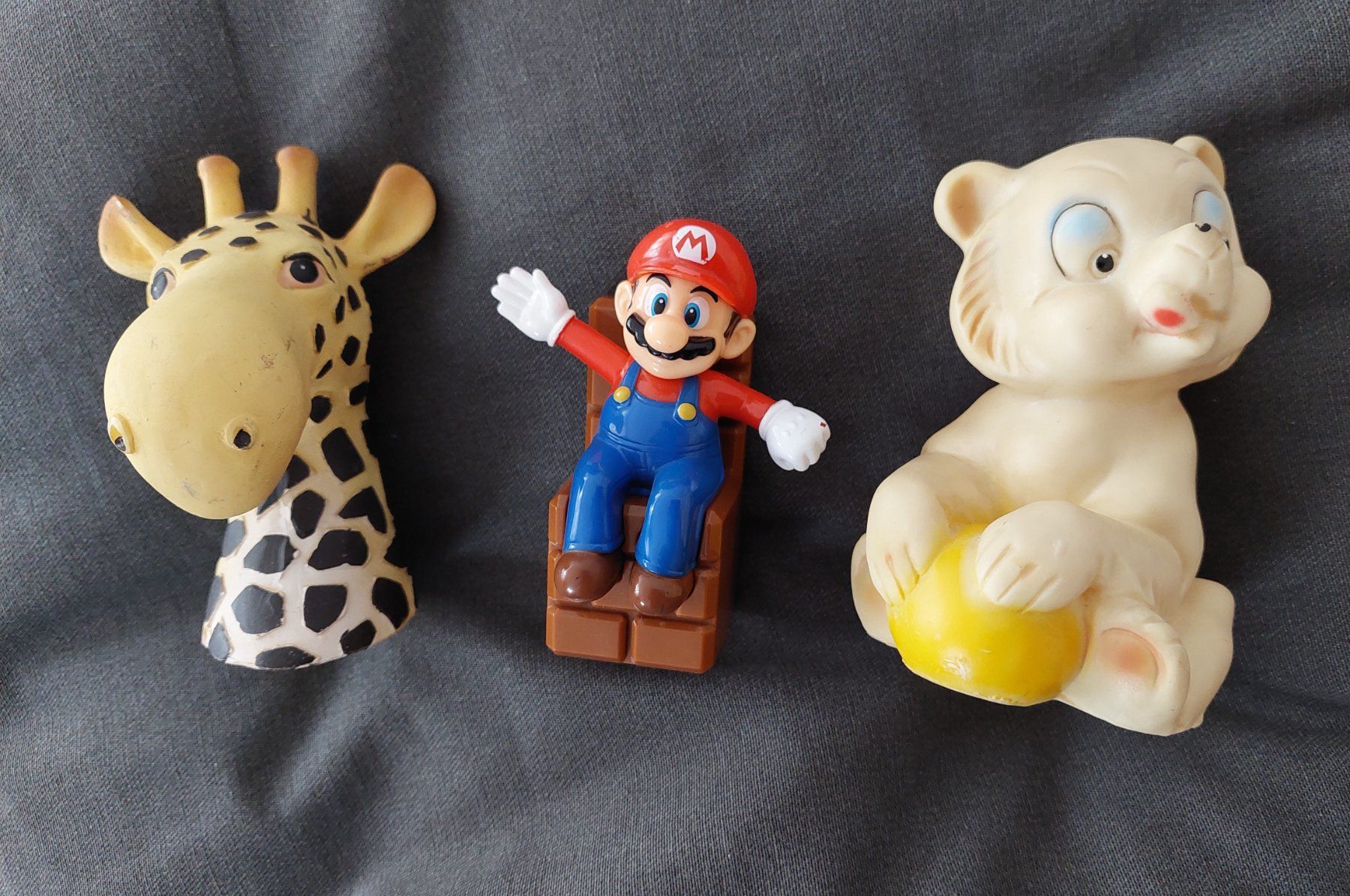 Giocattoli: 3 Figuren: Giraffe, Quietschbärchen und Supermario – Usato da Schaffhausen venduto da Rosenmund