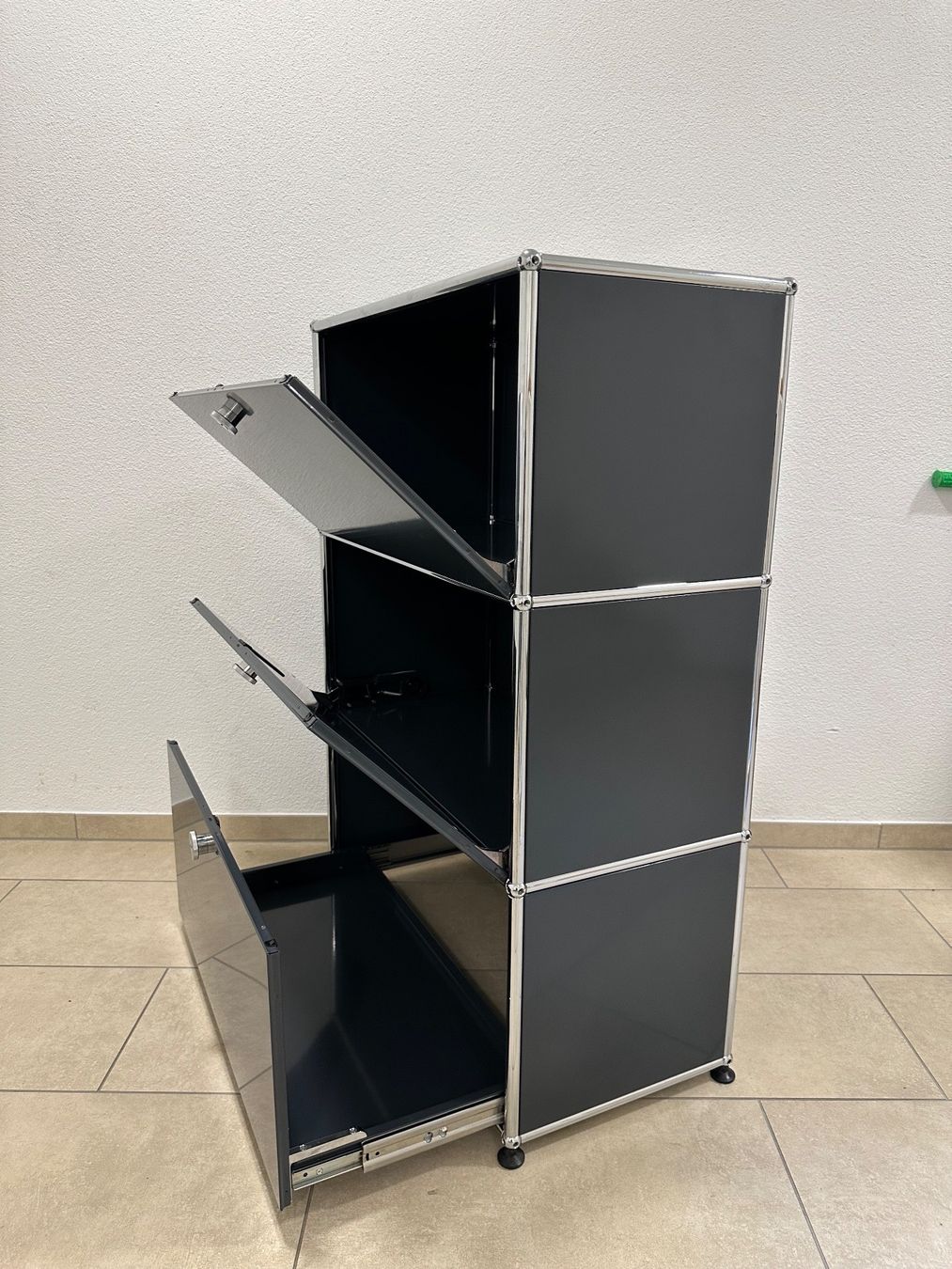 USM Scaffali: USM Highboard 1x3 Anthrazitgrau, Top Zustand – Usato da Grenchen venduto da Design-Outlet 5
