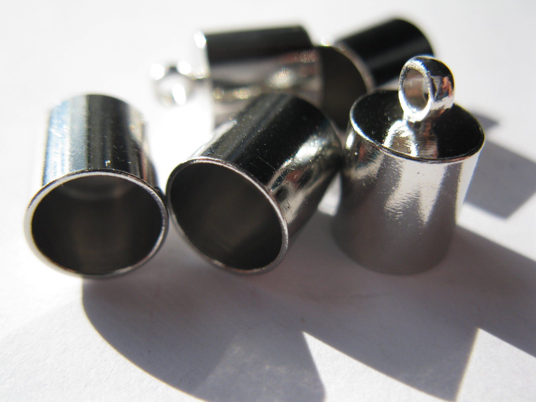 Perle (finte): 10 Endkappen, Cord Ends, Endteil metall, 8mm – Nuovo e nell'imballaggio originale da St. Margarethen TG venduto da LuanaKa 1