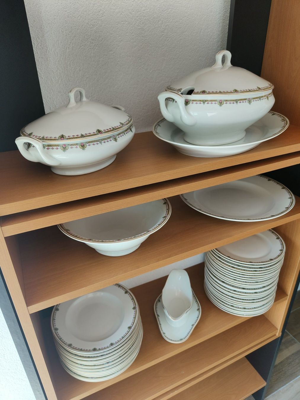 Set di piatti: Service de table LANGENTHAL en porcelaine, set complet – Usato da Develier venduto da starcustomer 2