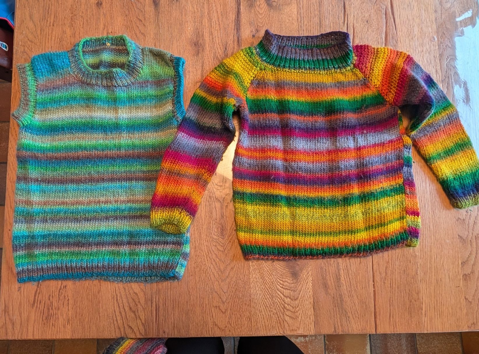 Maglioni & Felpe: Selbstgestrickte Jäckchen, Pullover, Pullunder ca. Gr. 98 – Usato da Affoltern am Albis venduto da cke_yf77