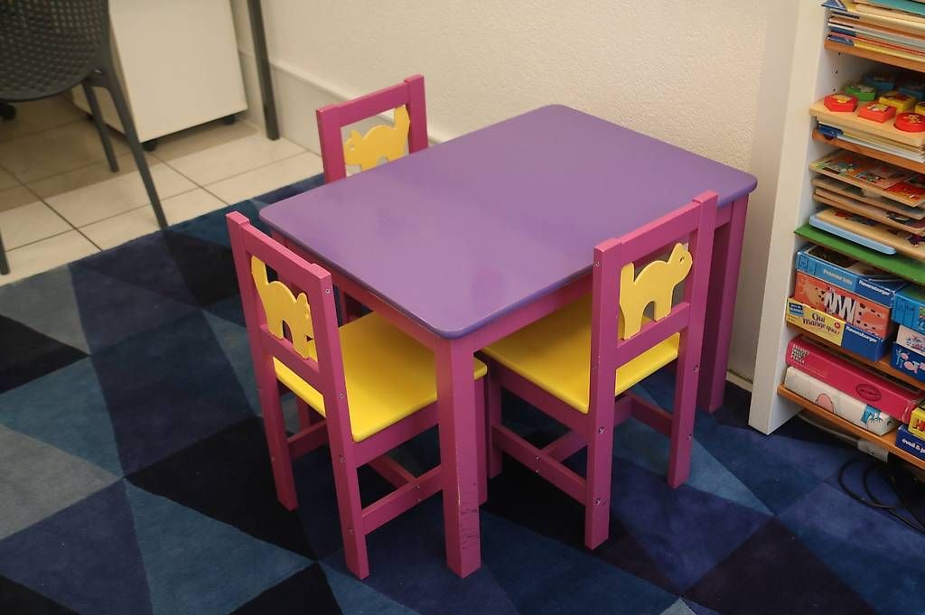 Set di tavolo e panche: Table d'enfant et 3 chaises – Usato da La Neuveville venduto da Pierre.1
