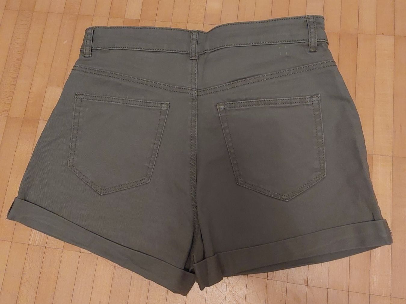H&M Pantaloni: Grüne Shorts Mädchen Gr. 170 – Usato da Neftenbach venduto da lor_7thq 1